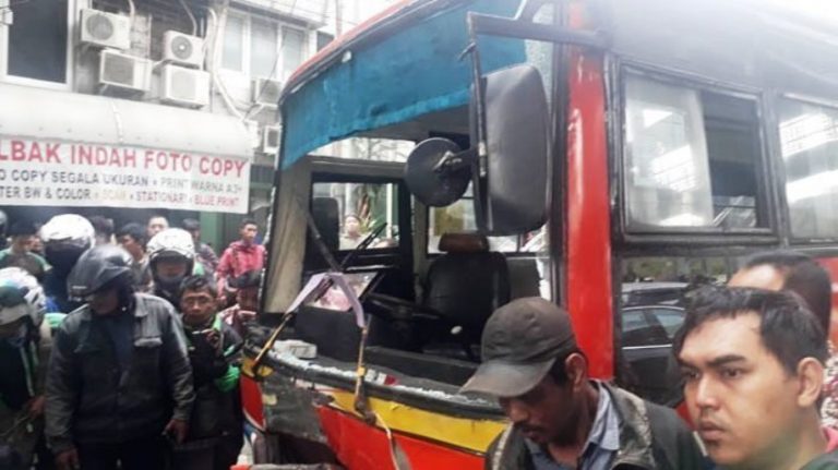 Tragis driver ojol ini meninggal akibat ulah sopir metromini balapan di jalan raya