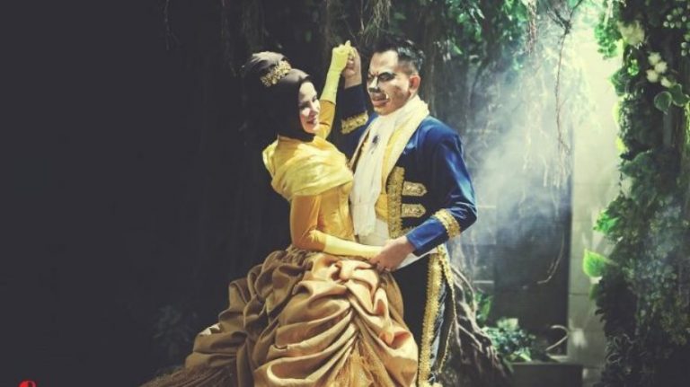 Demi memenuhi keinginan sang istri Vicky Prasetyo kenakan kostum Ksatria Baja Hitam saat akad nikah