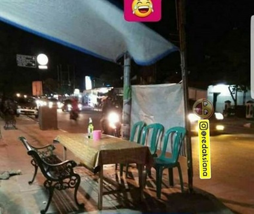 Disalah gunakan, foto tenda pedagang di trotoar ini bikin miris, makan hak pejalan kaki itu!