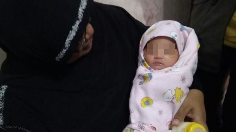 Ditemukan dalam koper yang dibuang ke jalan disamping bayi mungil ini ada foto pasangan muda