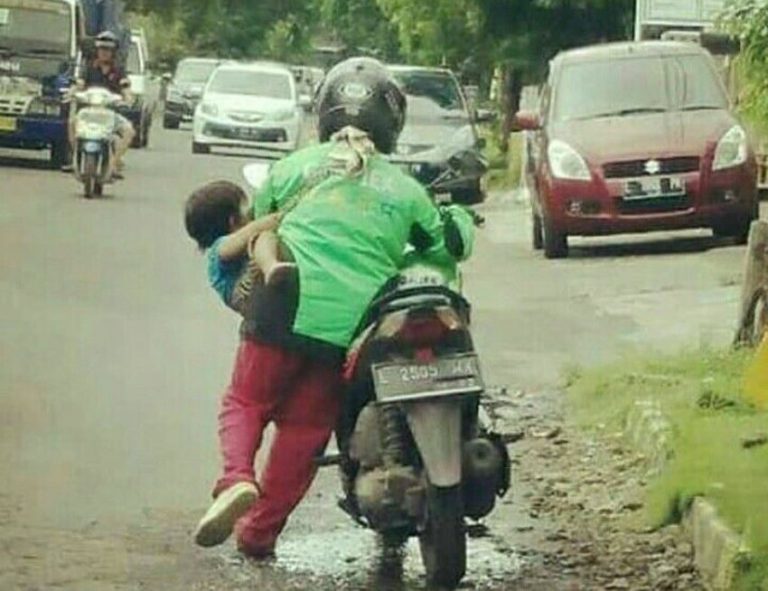 Dorong motor sambil gendong anak perjuangan ibu driver ojol ini bikin gak tega lihatnya