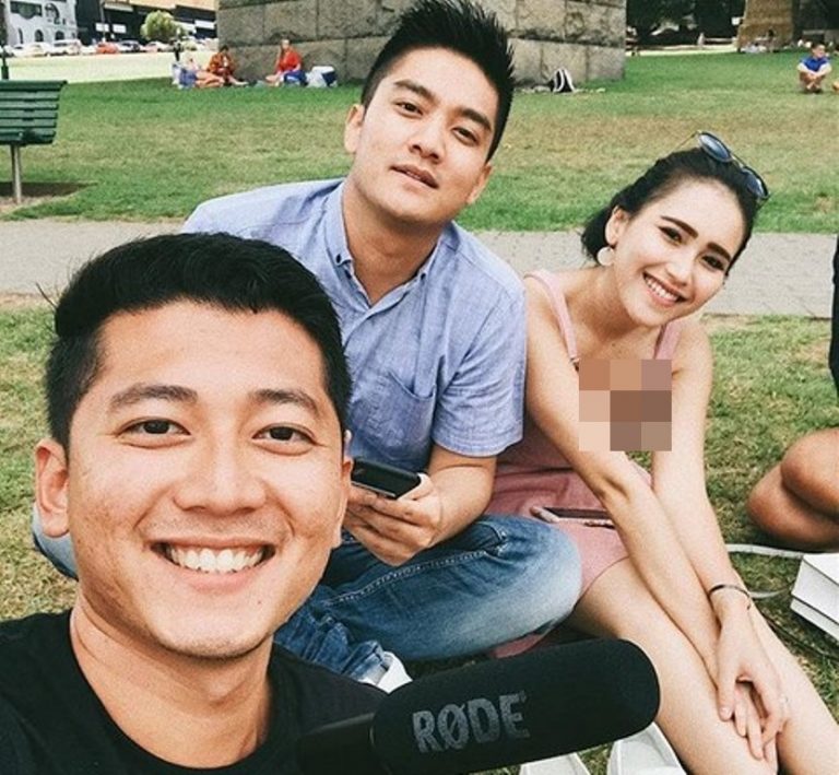 Foto bareng Boy William ada yang mengintip dibalik baju Ayu Ting Ting