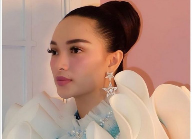 Gara gara salah tulis kata dalam bahasa Inggris Zaskia Gotik diledek netizen