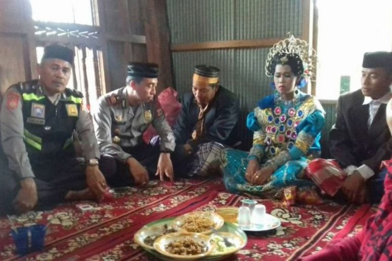 Hampir bikin keluarga berseteru karena kepergok berduaan di kebun rambutan pasangan kekasih ini dinikahkan