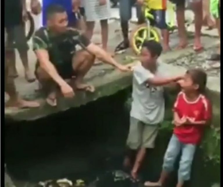 Jadikan tentara sasaran anak panah 2 bocah laki laki dihukum di got sampai nangis nangis