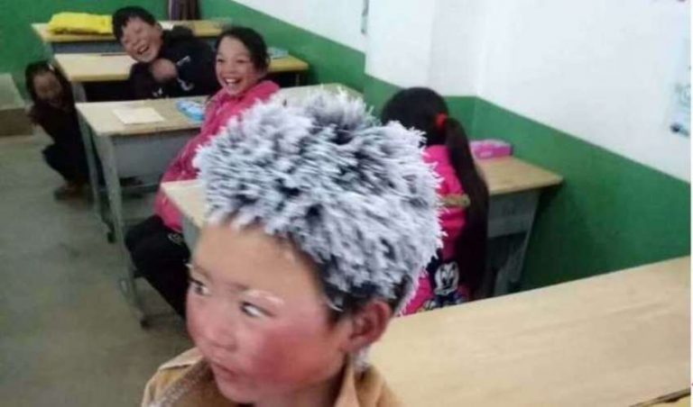 Jalan kaki dari rumah ke sekolah halis dan rambut bocah pria ini membeku