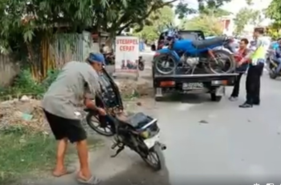 Kakek ini pilih bakar motor tua yang dipakainya buat cari nafkah, katanya sih gara-gara pak polisi gak ngasih ini