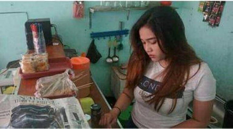 Karena parasnya yang cantik penjaga warkop Mbak Pesek di Surabaya ini viral