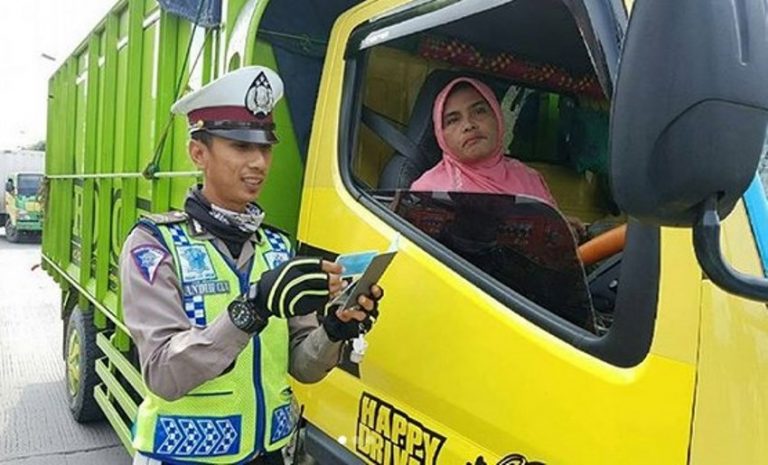 Kemudikan truk dan diberhentikan polisi perjuangan ibu ini bikin salut