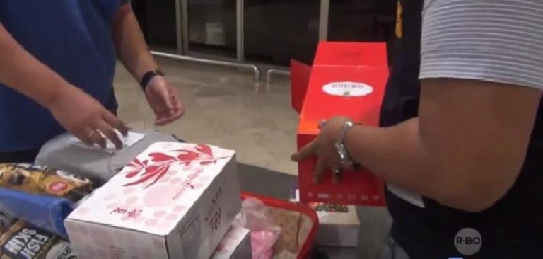 Kesal dengan Bea Cukai pria ini rusak mainan yang dibeli dari luar negeri videonya viral