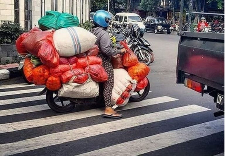 Naik motor dengan bawaan super banyak ibu ini dijuluki super emak