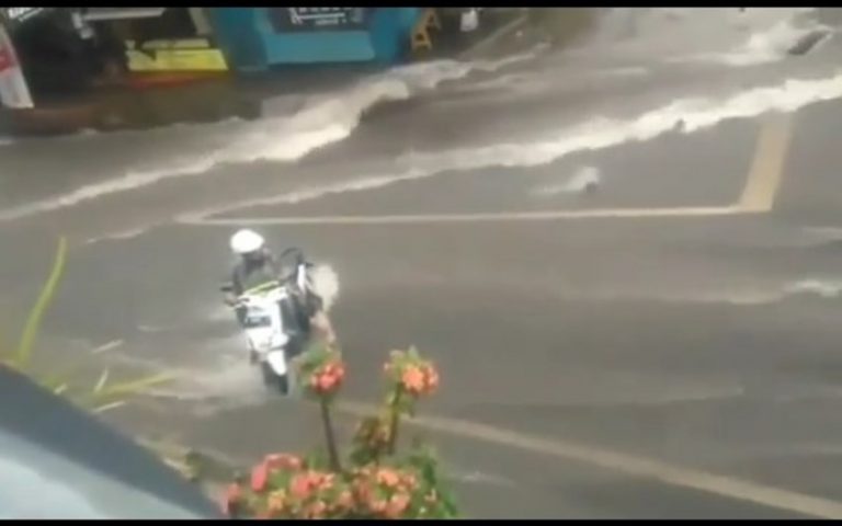 Nekat terobos arus banjir aksi emak emak di jalan raya ini bikin geleng geleng kepala