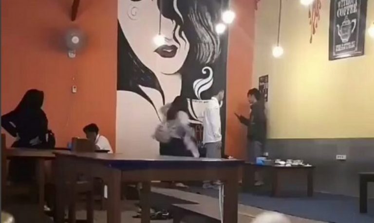 Pasangan kekasih ini berantem di kafe yang dilakukan si cowok ke ceweknya bikin emosi