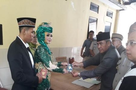 Pasangan pengantin ini menikah di kantor polisi lantaran orangtua mempelai pria tak setuju dan bikin keributan