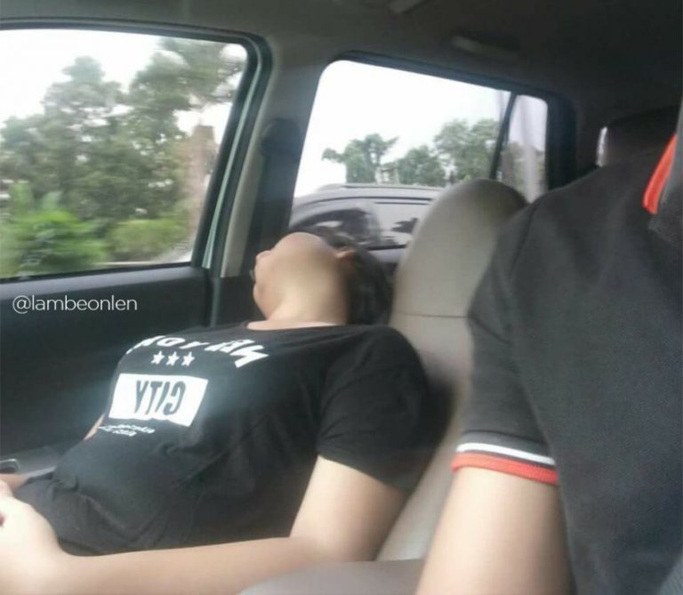 Penumpang wanitanya tidur driver taksol ini kebingungan membangunkannya tanpa di colek