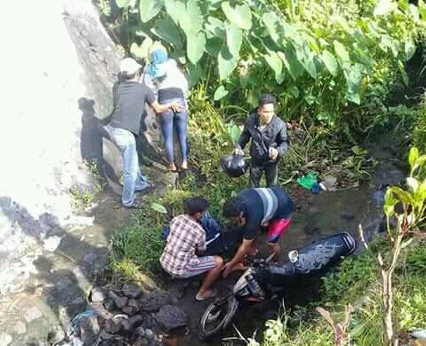 Sejumlah pria tolong korban kecelakaan di jurang, posisi tangak bapak ini bikin gagal fokus