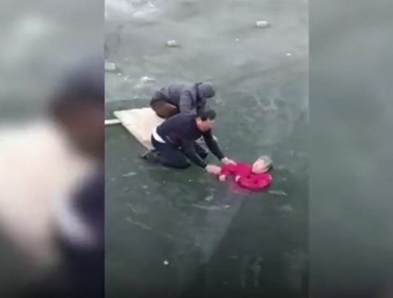 Selamatkan nenek tua yang tercebur ke sungai beku tanpa alat bantu aksi heroik pria ini bikin jantung berdegup kencang