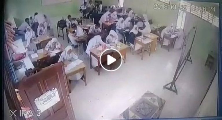 Suasana di ruang kelas berubah jadi tegang saat makhluk berwarna coklat ini datang seorang siswa sampai jatuh