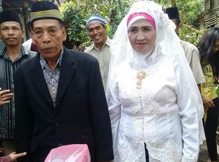 Super setia rela menunggu kekasih hingga menjadi duda wanita ini akhirnya nikah di usia 60 tahun
