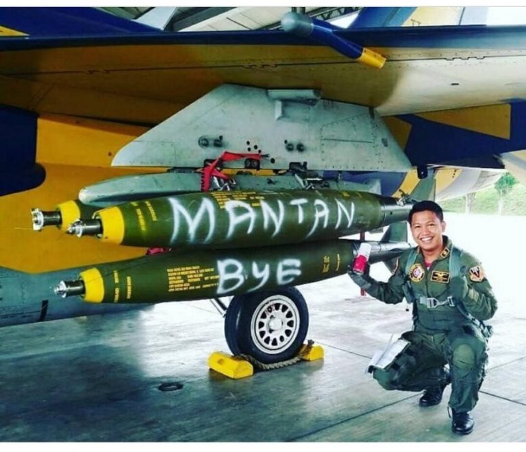 TNI AU ini lupakan mantan dengan cara yang unik awas rumahnya di bom pakai rudal