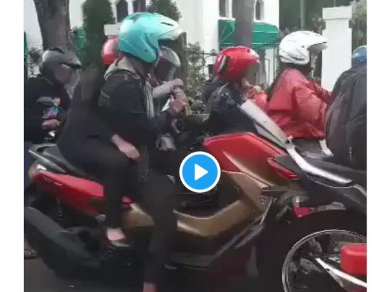 Tergaruk Yang dilakukan pasangan ini di perempatan jalan bikin netter geli sepertiny ada yang sedang main kecapi