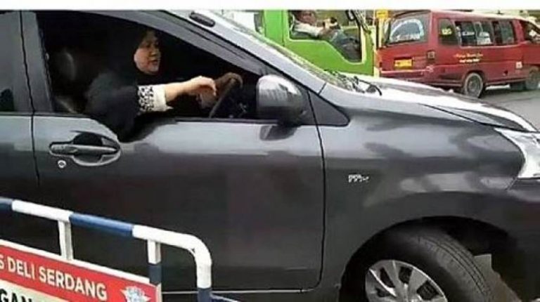 Terobos barikade polisi sambil marah marah aksi nekat emak emak judes ini viral