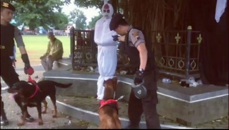 Unit K 9 bawa anjing ke alun alun Wonosobo pas liat pocong goyang hal tak terduga terjadi