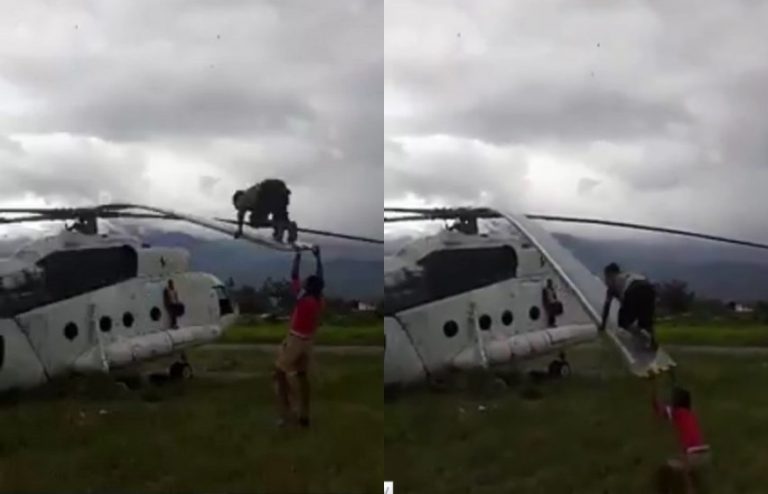 Baling baling helikopter dijadikan jungkat jungkit oleh sejumlah anak ini kata Kemenhub