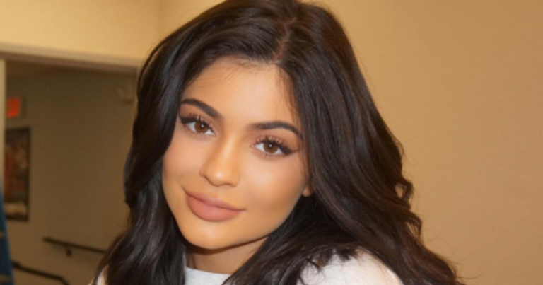 Baru melahirkan anak pertama Kylie Jenner gak mau pakai bantuan baby sitter