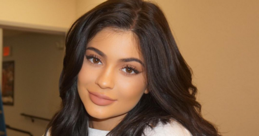 Baru melahirkan anak pertama, Kylie Jenner gak mau pakai bantuan baby sitter