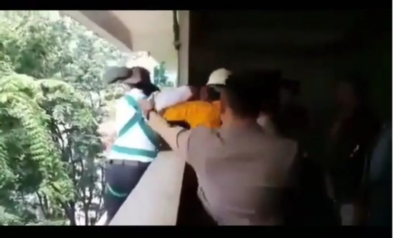 Berniat akhiri hidup video detik detik polisi gagalkan aksi bunuh diri seorang wanita ini bak drama bikin tegang