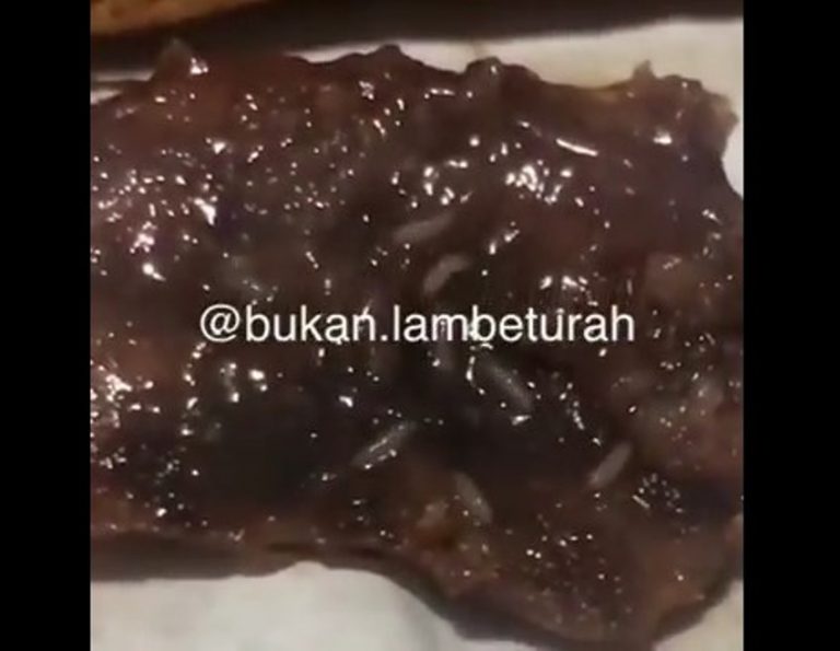 Bikin geli seorang pelanggan temukan makhluk ini dalam kue yang baru dibelinya