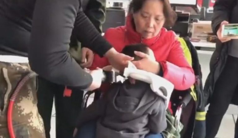 Bosan balita 3 tahun ini iseng masukkan kepalanya ke lubang kloset akhirnya dibawa ke pemadam kebakaran