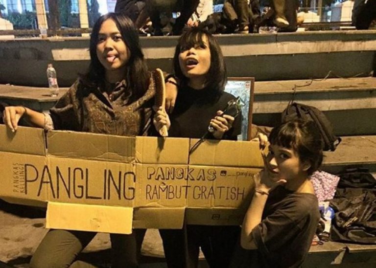 Cukup bayar pakai senyuman 10 wanita cantik ini siap cukur rambut konsumennya