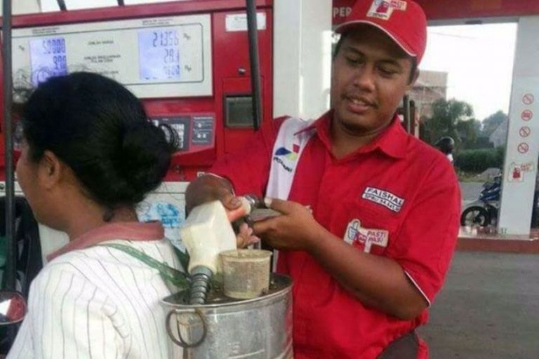 Dilarang pakai jeriken plastik emak emak ini beli bahan bakar di SPBU pakai ini kreatif abis
