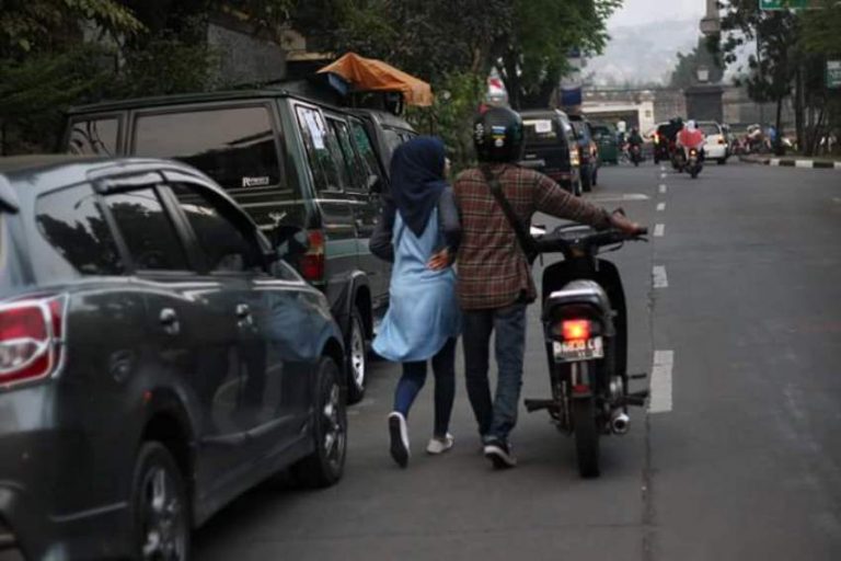 Foto pasangan kekasih dorong motor ini viral kejadian selanjutnya bikin jomblo iri
