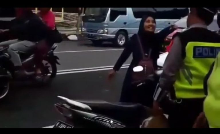 Gak mau ditilang seorang ibu di Kudus nekat gigit tangan polisi makanya sebelum pergi sarapan dulu bu