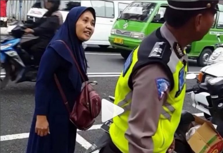 Heboh video emak emak gigit polisi ternyata si ibu alami gangguan jiwa ini buktinya