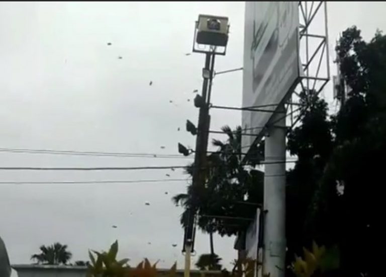 Heboh video hujan uang di daerah Kuning jangan jangan Bu Dendy ngambek lagi