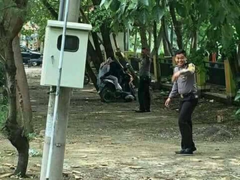 Katanya kasih kejutan dua polisi ini cyduk pasangan kekasih yang lagi asyik beginian di tempat umum