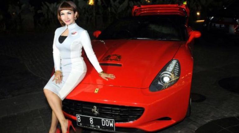 Kerap pamer kemewahan ternyata supercar Roro Fitria cuma pinjaman