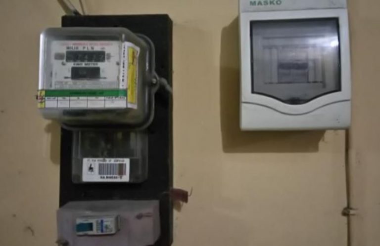 Kesal listrik di rumah sering mati orang ini sindir PLN dengan cara unik bisa bae lu gan