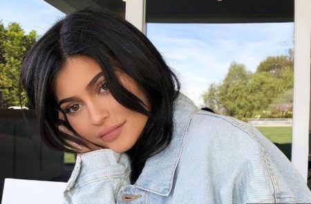 Lama menghilang Kylie Jenner umumkan dirinya telah melahirkan anak pertama