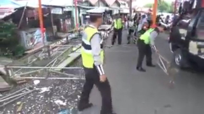 Memakan hampir seluruh badan jalan, tenda kawinan di Sumatera Selatan ini dibongkar polisi