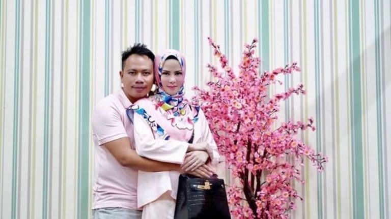 Menelan biaya miliaran rupiah pernikahan Angel Lelga dan Vicky Prasetyo live di tv
