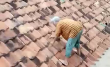 Nenek ini sampe naek ke atap buat nyelametin diri dari banjir netizen bukannya dibantuin malah divideoin