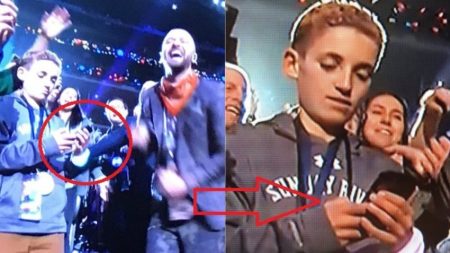 Nonton konser Super Bowl bocah ini asyik main handphone saat Justin Timberlake nyanyi di depannya