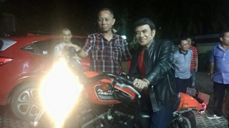 Nyanyi di hajatan 10 hari 10 malam Rhoma Irama dapat saweran Harley Davidson
