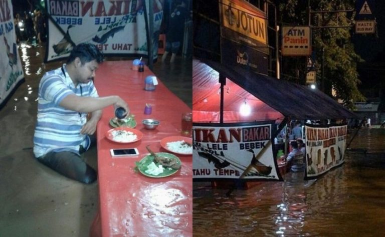 Pria berkumis nekat makan di tengah genangan banjir ini alasannya melakukan hal gak wajar itu