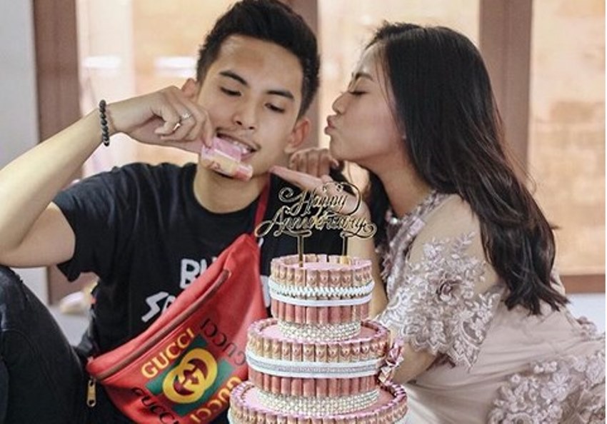 Rayakan ulang tahun pernikahan, Rachel Vennya dapat hadiah istimewa dari suami, kue bertabur uang sist!